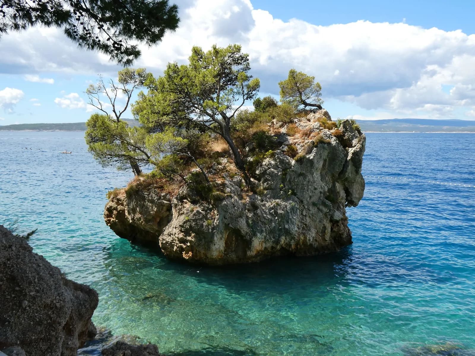 Le rocher de Brela couvert de pins, dans l'eau turquoise de Punta Rata à Brela