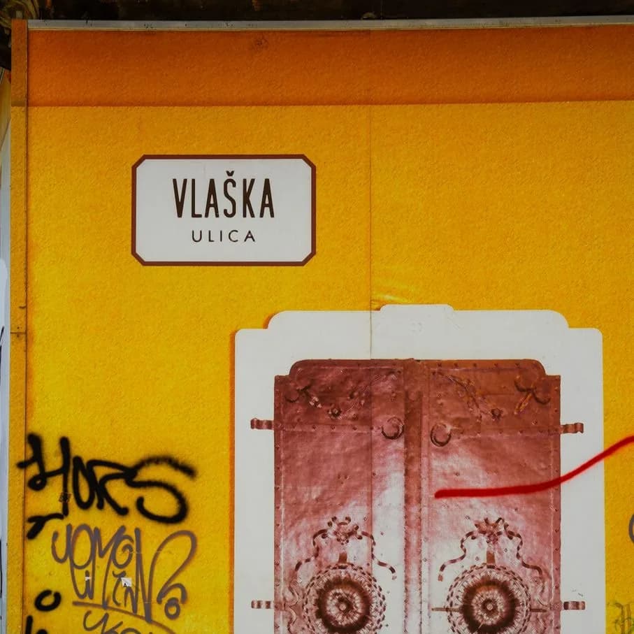 Plaque de rue « Vlaška ulica » sur un mur jaune à Zagreb