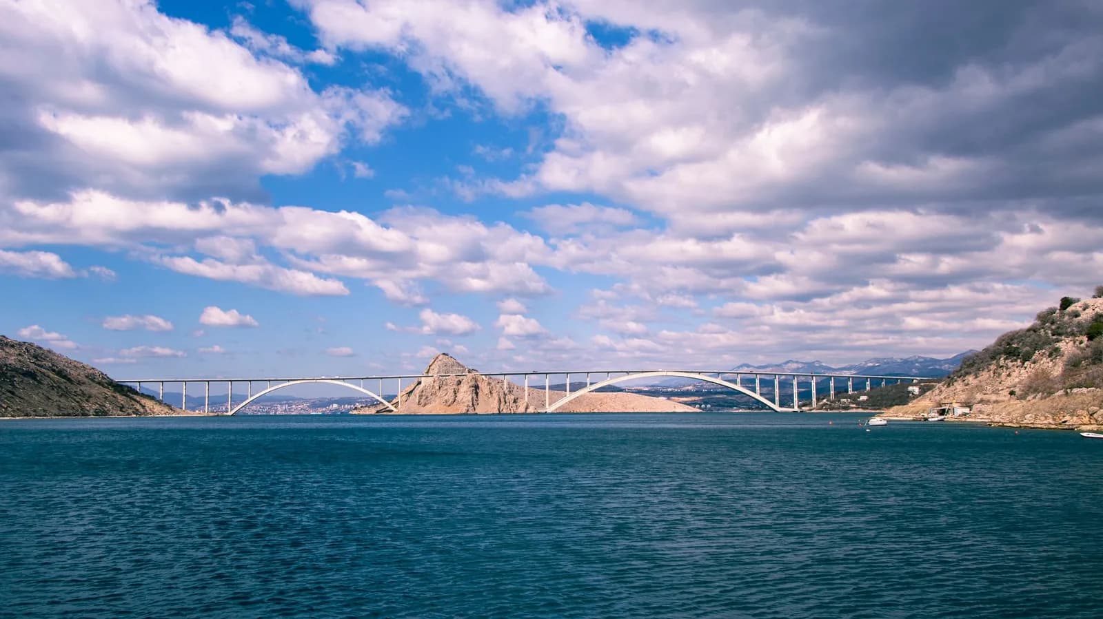 Le pont de Krk et ses deux arches reliant l'île au continent croate