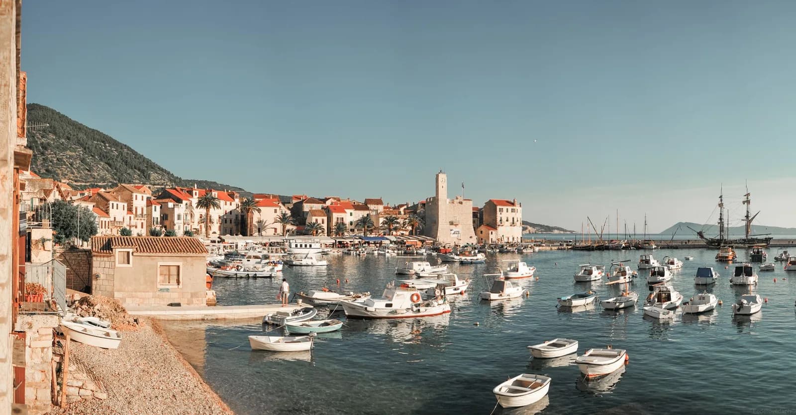 Le port de Komiža et ses barques de pêche sur l'île de Vis