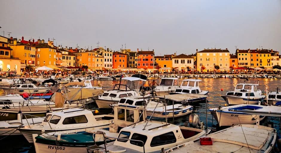 Le port de Rovinj au coucher du soleil, barques et façades colorées, en Istrie croate
