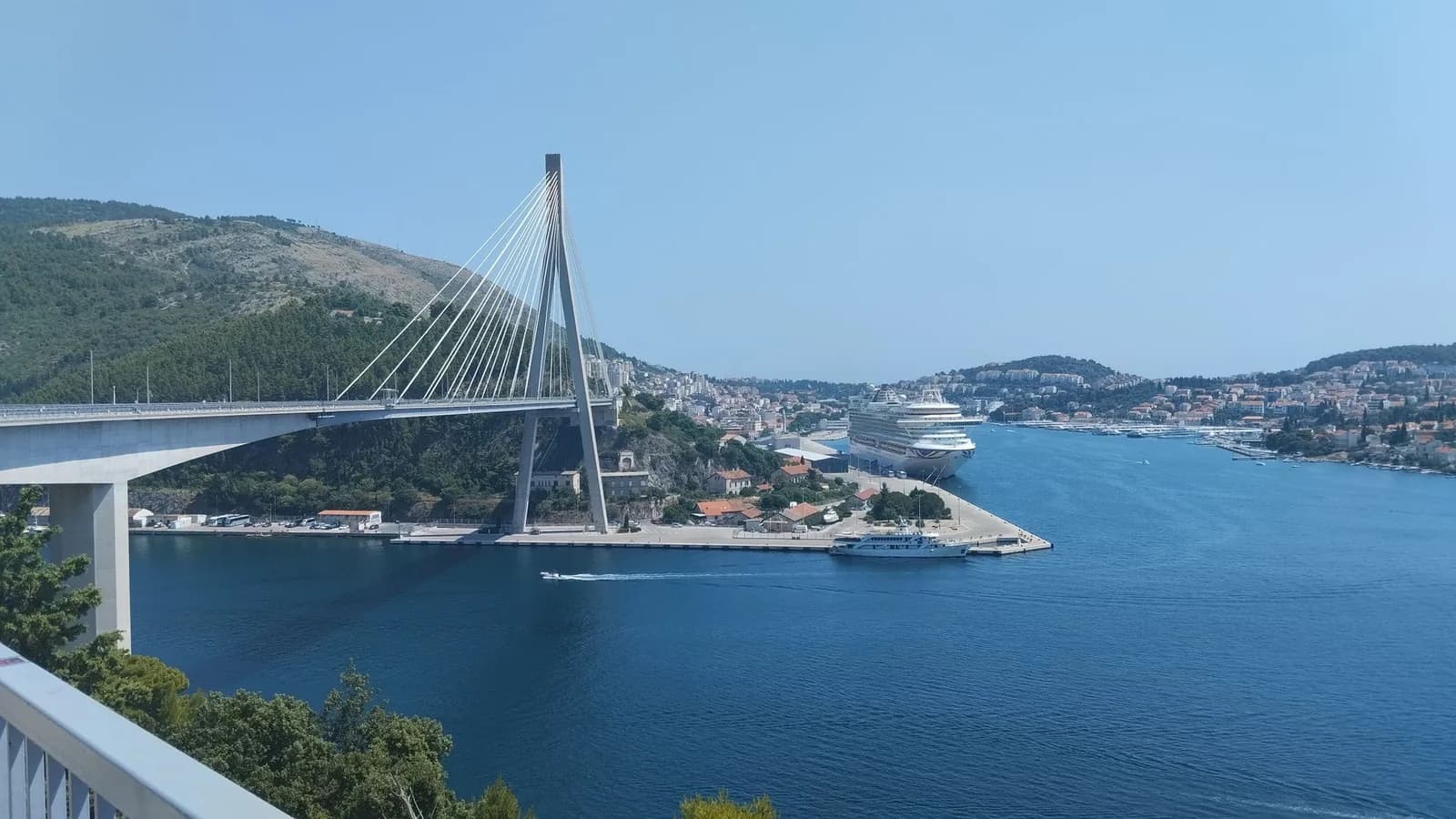 Port de Gruž à Dubrovnik avec le pont Franjo Tuđman et un navire de croisière à quai