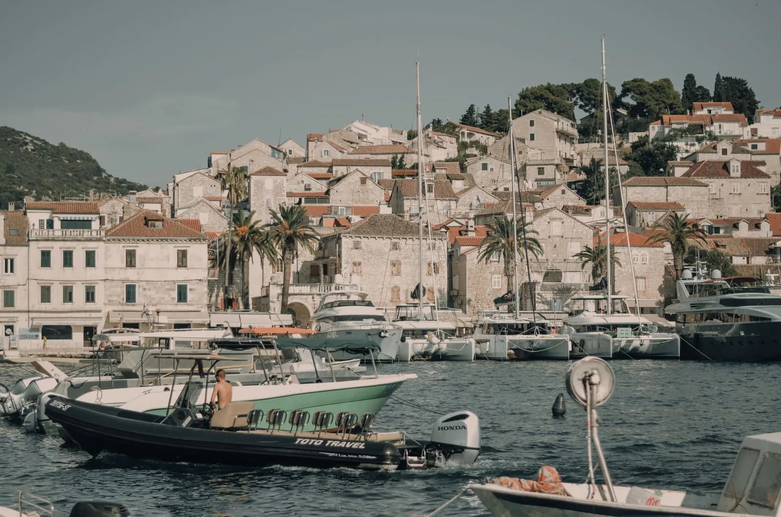 Le port de Hvar saturé de voiliers et de bateaux à moteur en pleine saison, en Croatie
