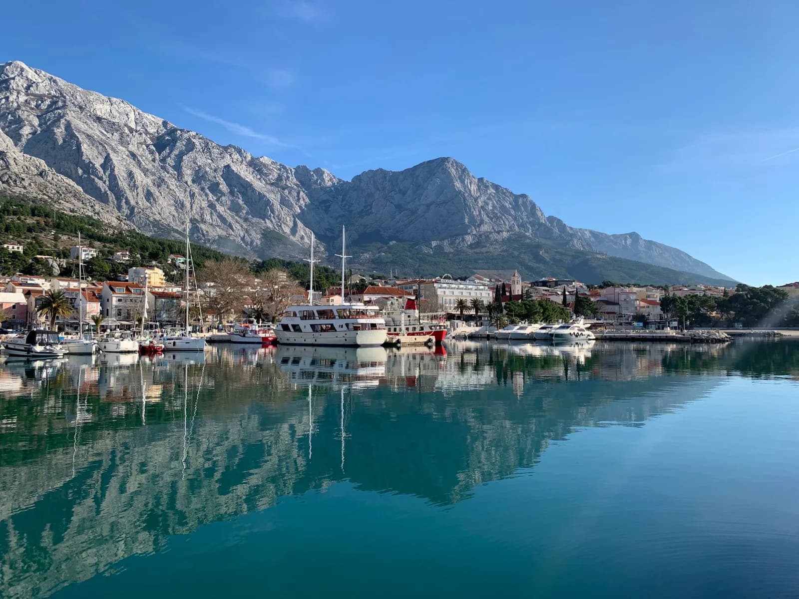 Bateaux amarrés dans un port de la riviera de Makarska, au pied du Biokovo