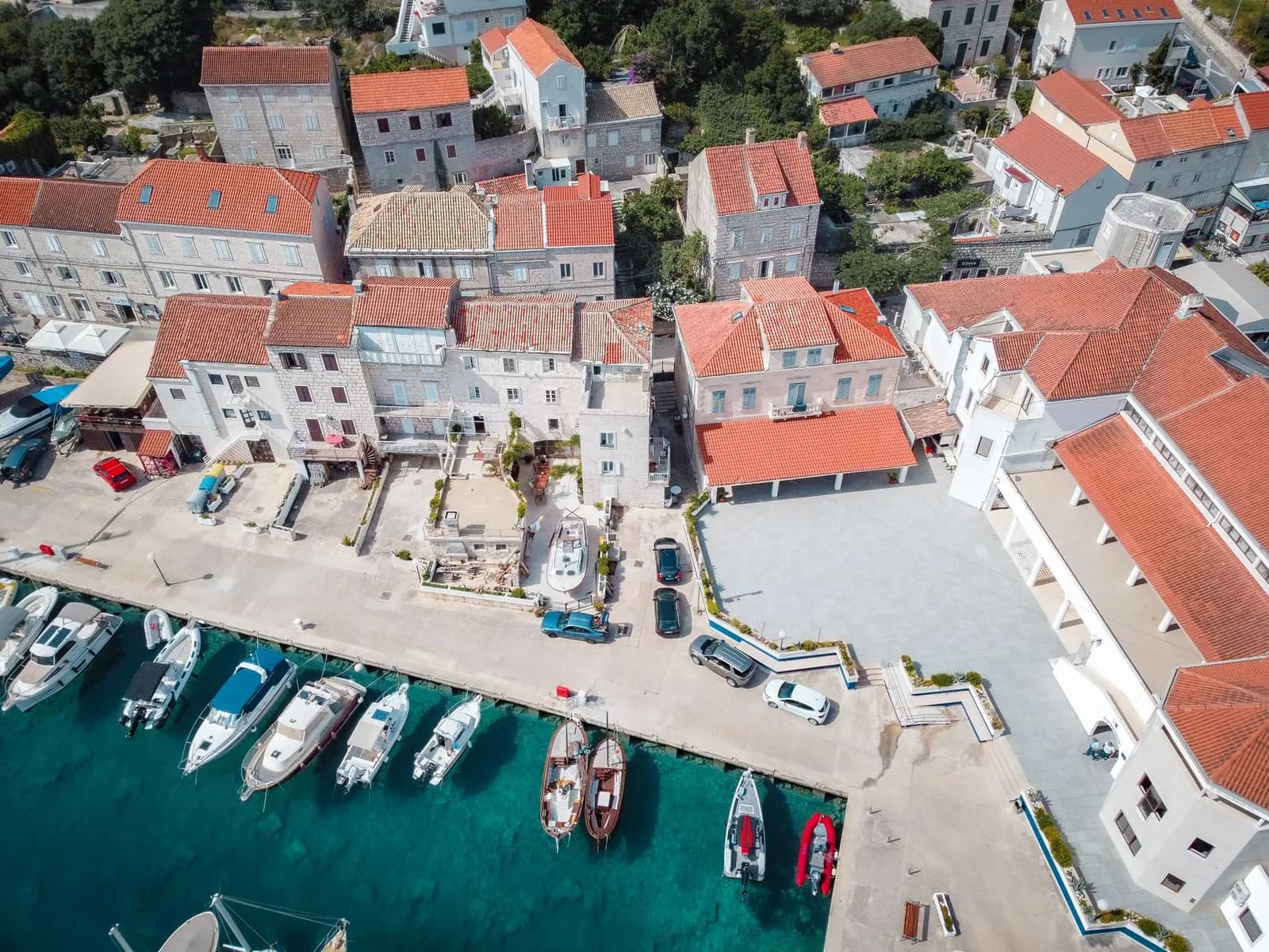 Vue aérienne d'un port de village aux toits de tuiles rouges sur l'île de Korčula