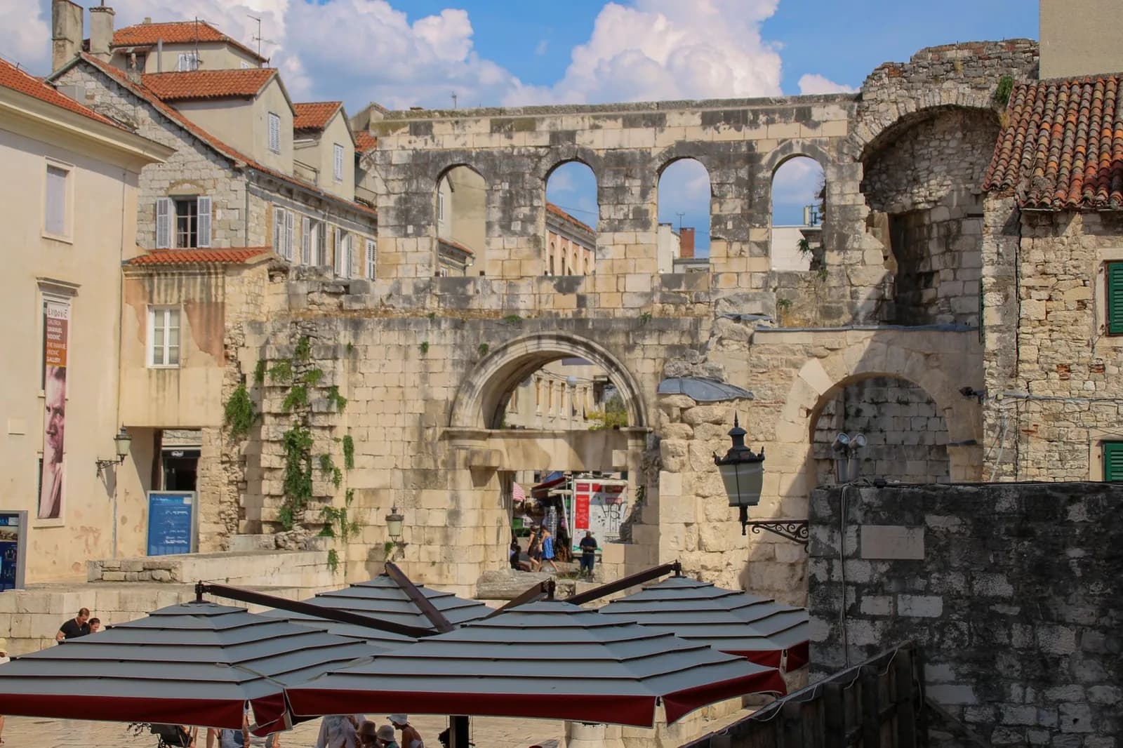 Les arches romaines de la porte d'Argent du palais de Dioclétien à Split