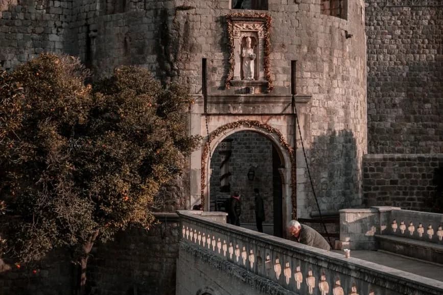 La porte Pile de Dubrovnik, tour ronde en pierre avec la statue de saint Blaise au-dessus de l'arche, vue depuis le pont d'entrée