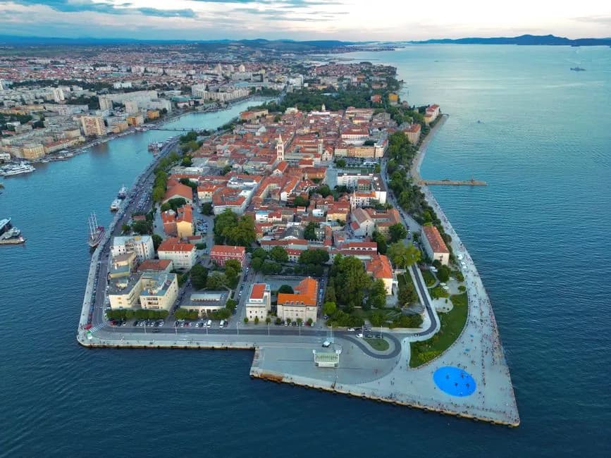 La presqu'île de la vieille ville de Zadar vue du ciel, en Dalmatie du Nord