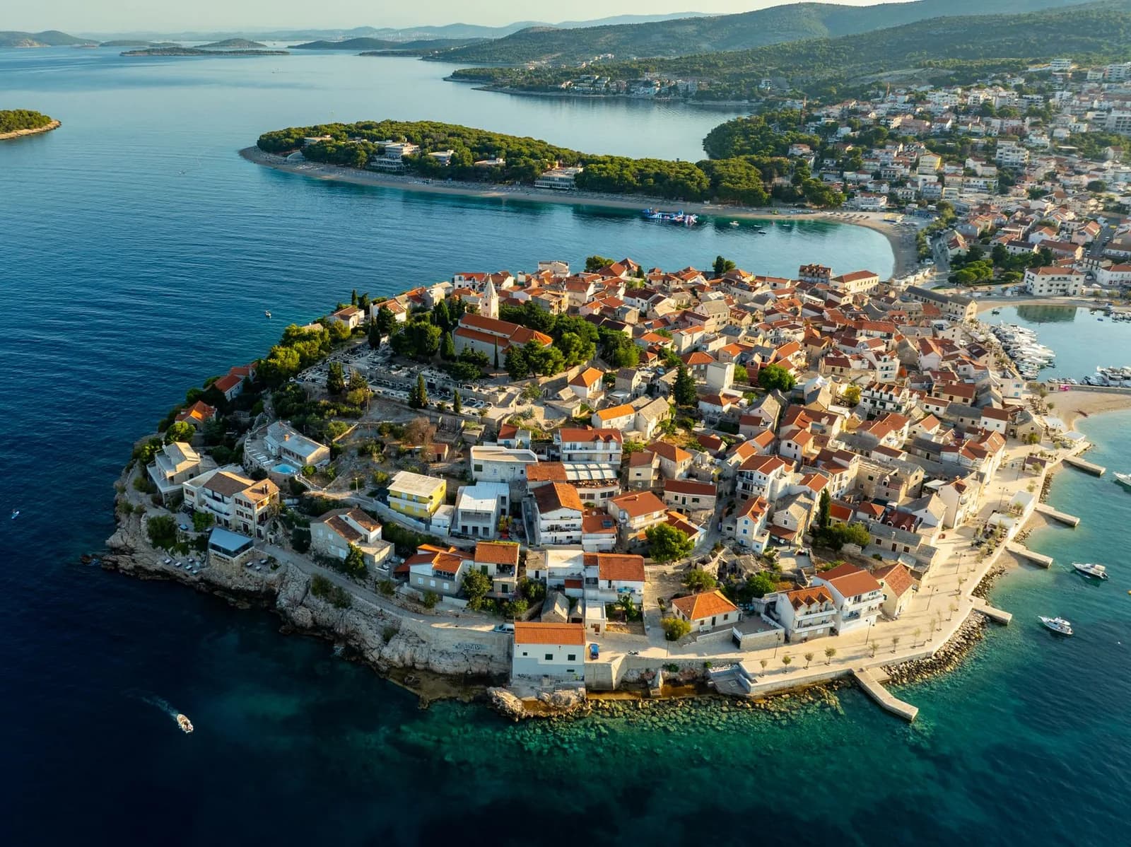 Vue aérienne de la vieille ville de Primošten sur sa presqu'île, avec le clocher de Saint-Georges au sommet