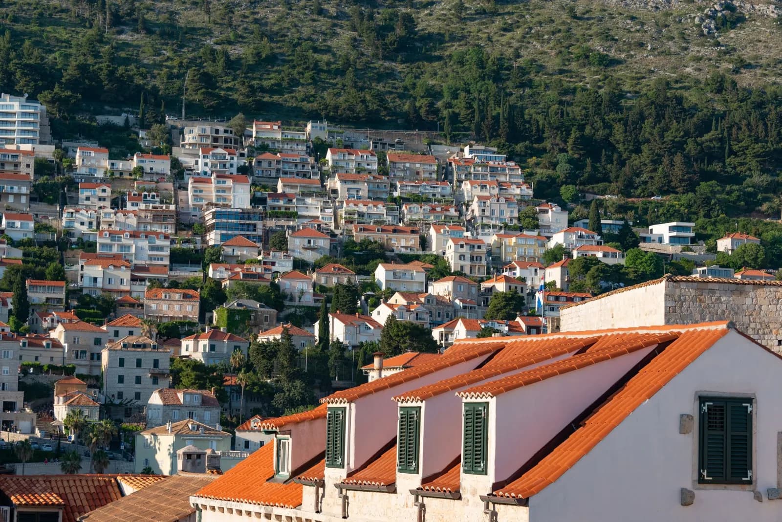 Les maisons et villas des quartiers résidentiels étagées sur les collines au-dessus des remparts de Dubrovnik, en Croatie