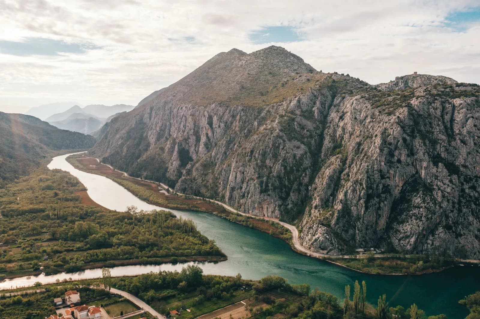 Vue aérienne de la Cetina turquoise qui serpente dans son canyon, près d'Omiš