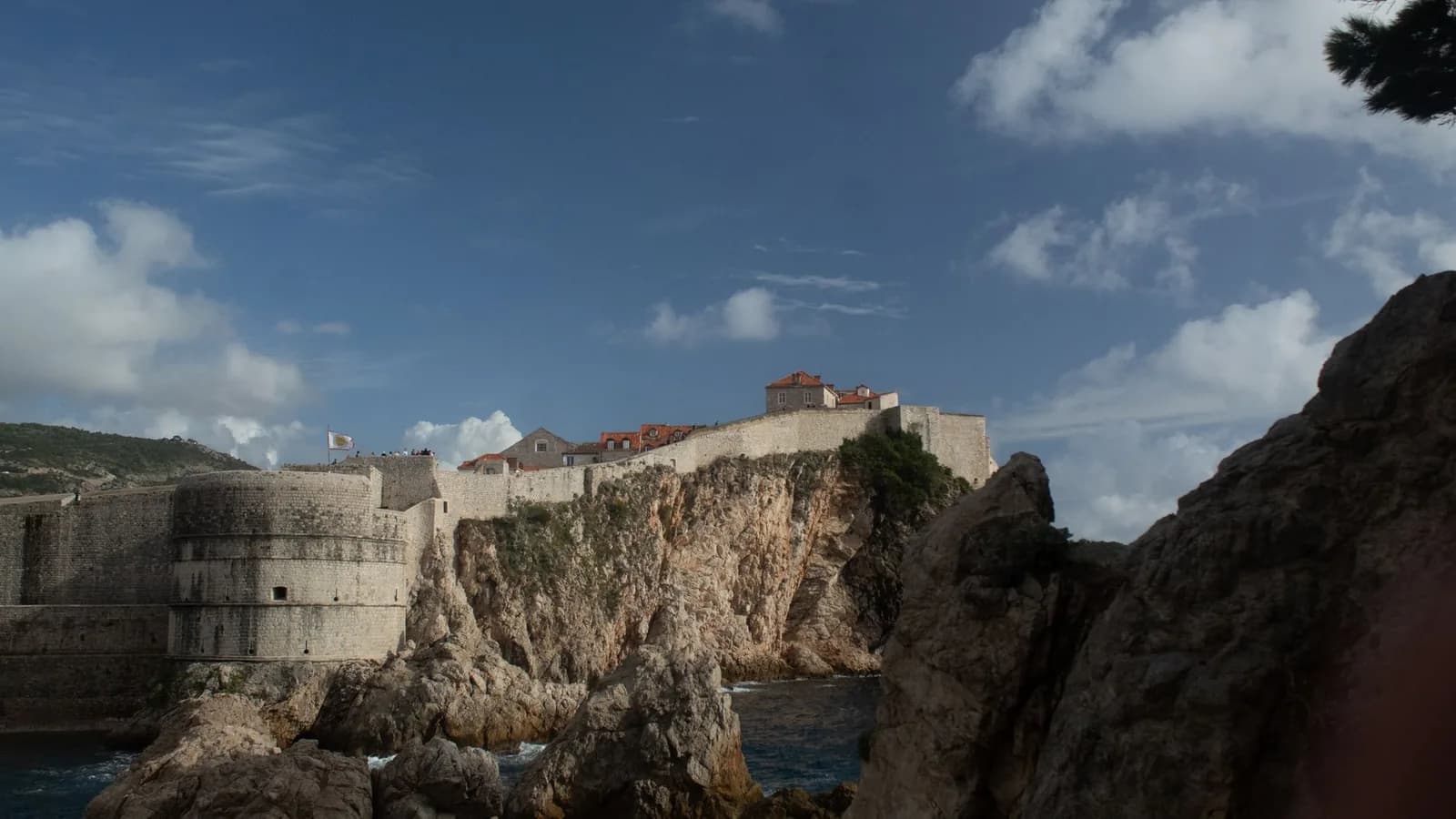 Les remparts de Dubrovnik et le fort Bokar dominant l'Adriatique, en Croatie