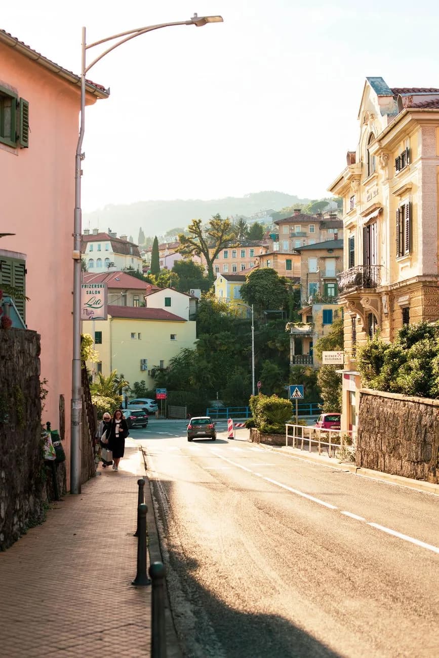 Rue en pente d'un quartier résidentiel de Rijeka, avec immeubles colorés et collines