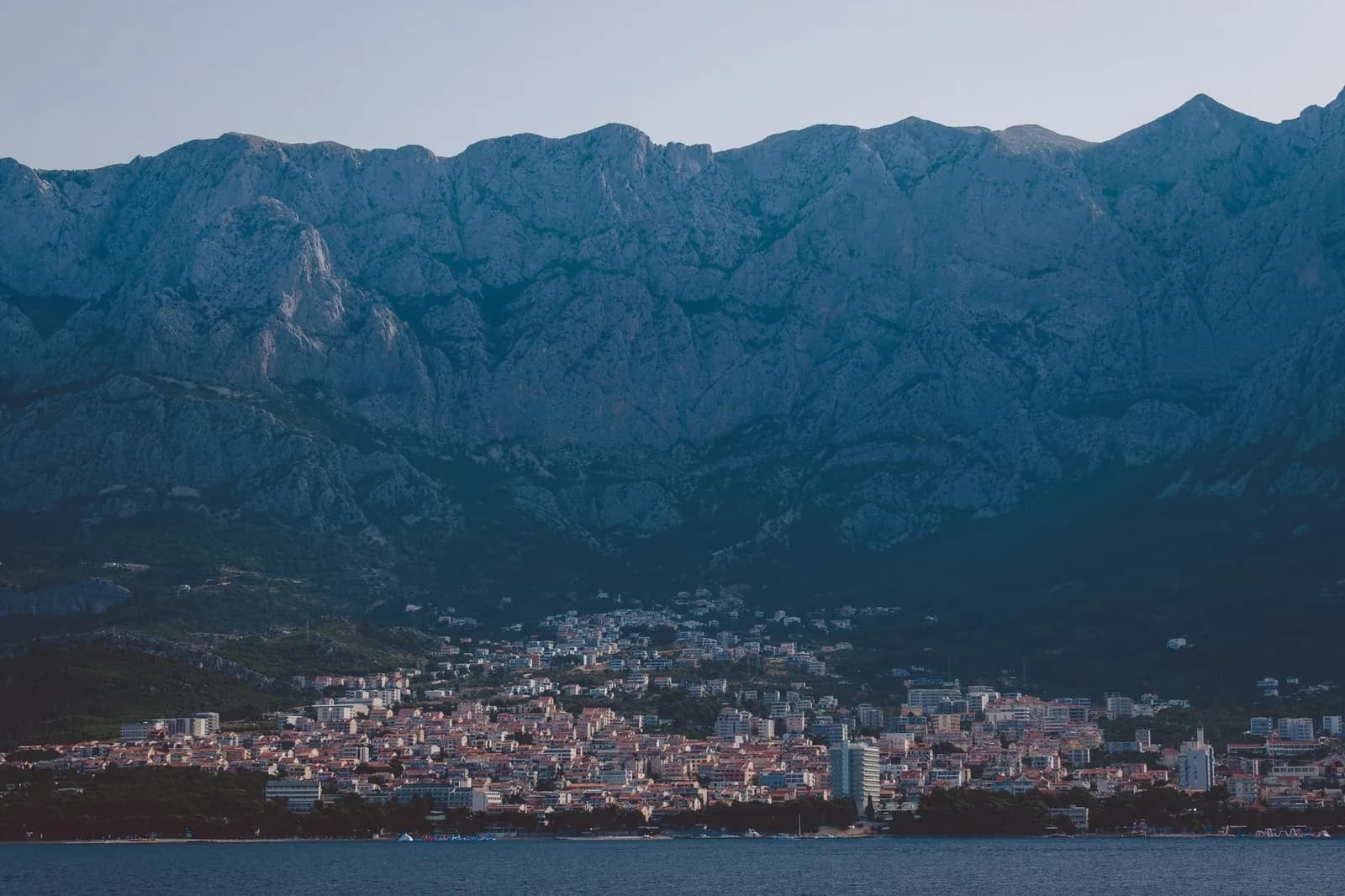 Vue sur la ville de Makarska et la mer Adriatique, adossées au massif du Biokovo