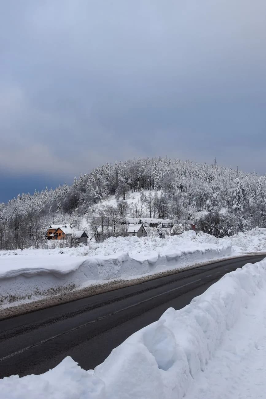 Route déneigée entre deux congères à Delnice, dans le Gorski Kotar, région la plus enneigée de Croatie
