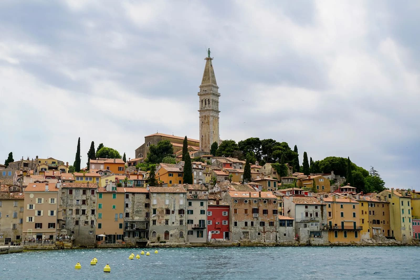La vieille ville de Rovinj et son campanile sous un ciel couvert, hors saison, en Croatie