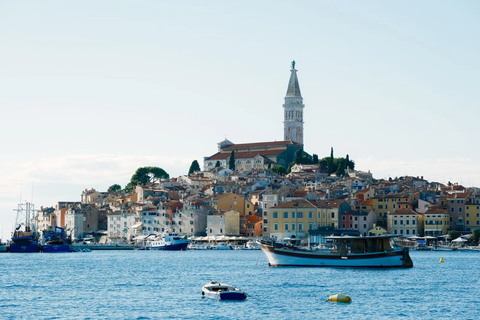 Rovinj vue de la mer, maisons colorées et clocher de Sainte-Euphémie en Istrie