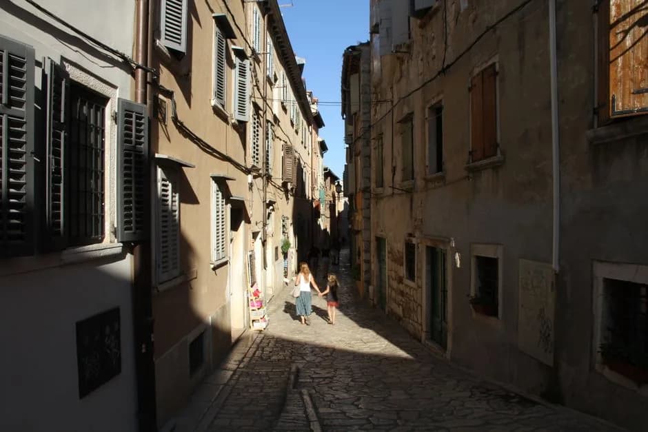 Ruelle pavée de la vieille ville de Rovinj, en Istrie, région bilingue croate et italienne
