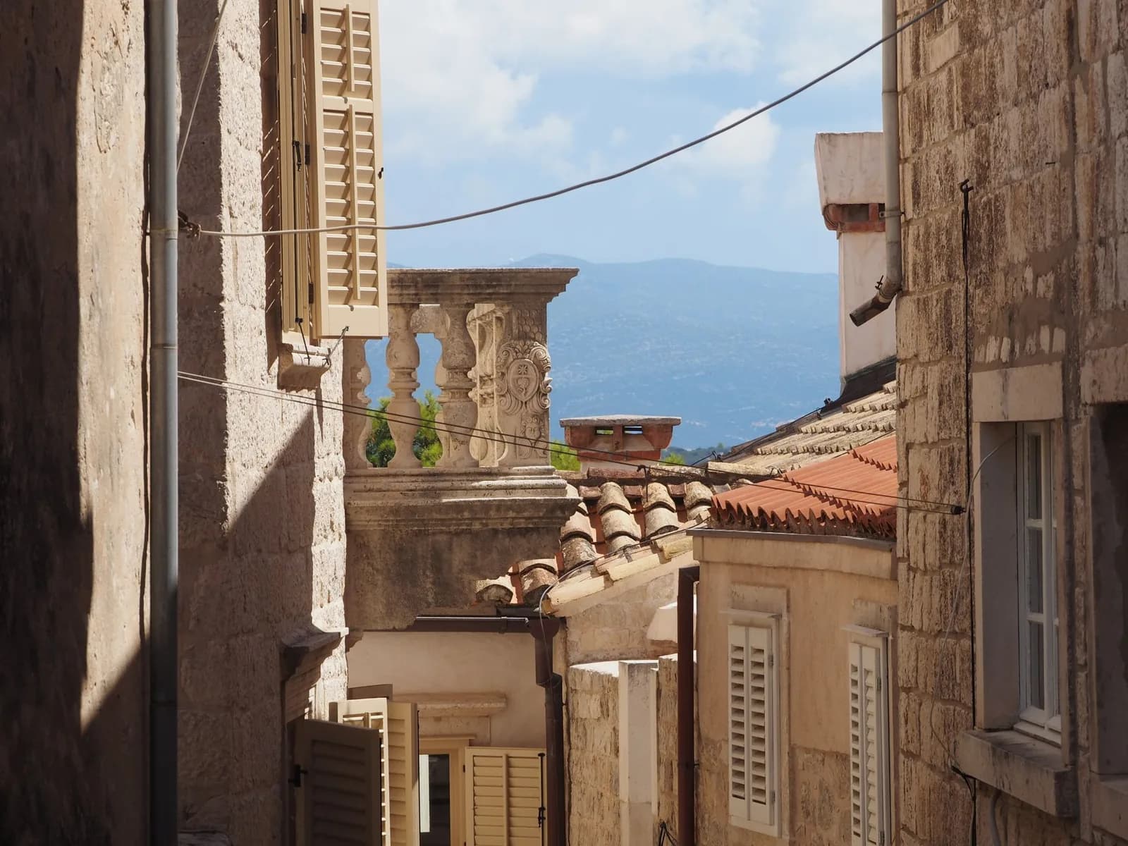 Ruelle de pierre et balcon Renaissance sculpté dans la vieille ville de Korčula