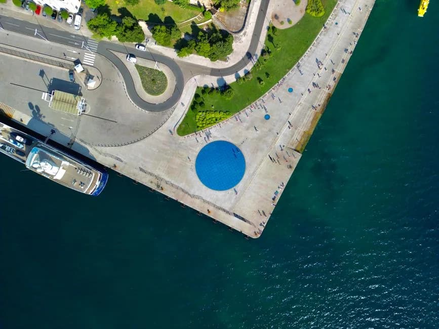 Vue aérienne du disque bleu du Salut au Soleil sur la Riva de Zadar, au bord de l'Adriatique