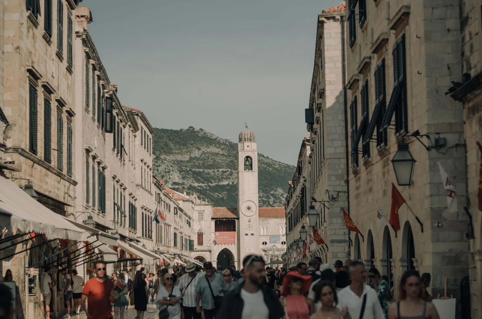 Foule de touristes sur le Stradun, avec la tour de l'horloge, dans la vieille ville de Dubrovnik