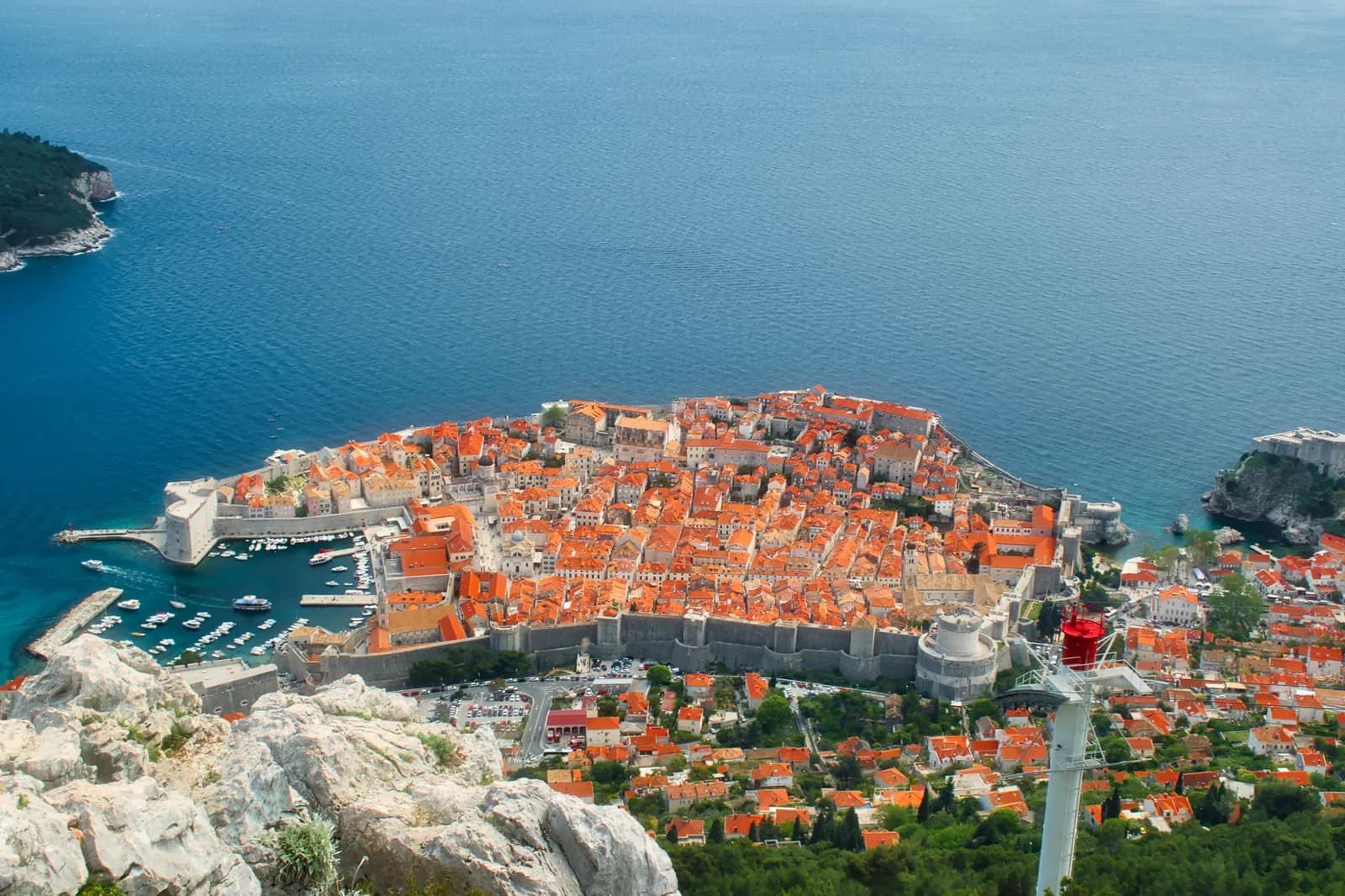 Une cabine rouge du téléphérique de Dubrovnik au-dessus de la vieille ville, depuis les pentes du mont Srđ