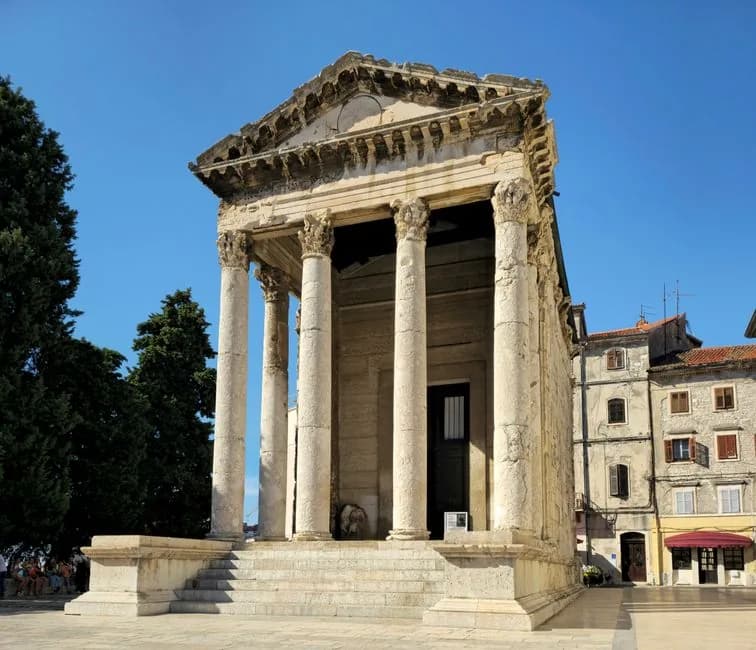 Le temple d'Auguste et ses colonnes corinthiennes sur le forum de Pula