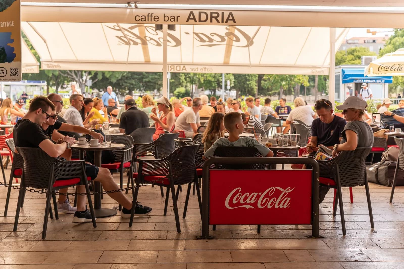 Clients attablés sur la terrasse d'un caffe bar en Croatie