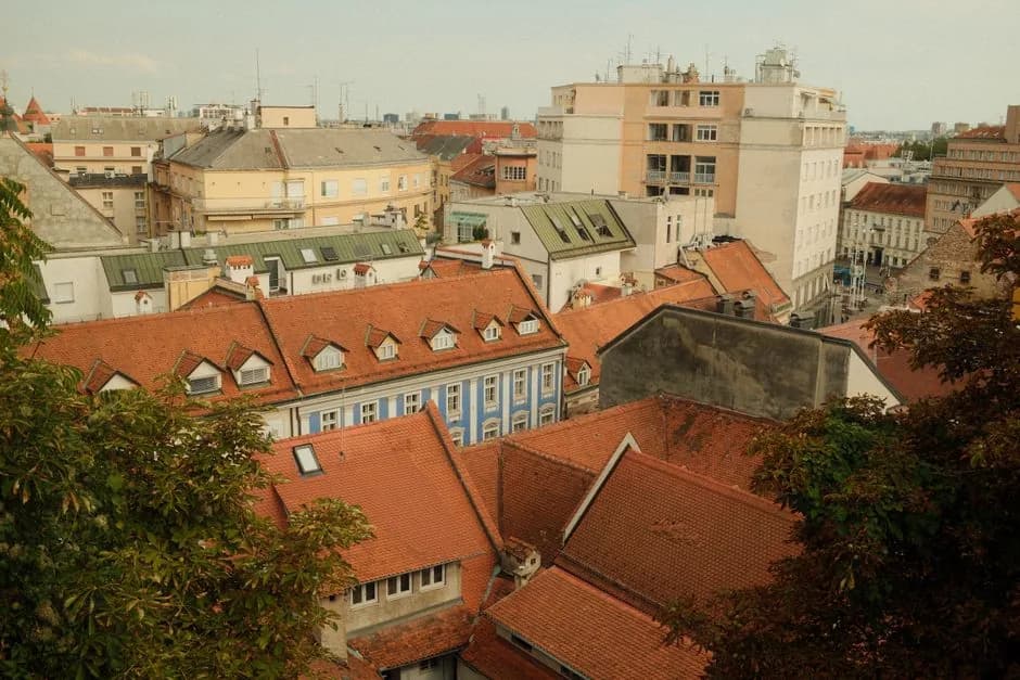 Toits de tuiles rouges au-dessus de la ville haute de Zagreb, en Croatie
