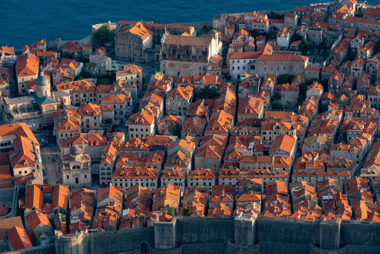 Les toits de tuiles de la vieille ville de Dubrovnik, en Croatie