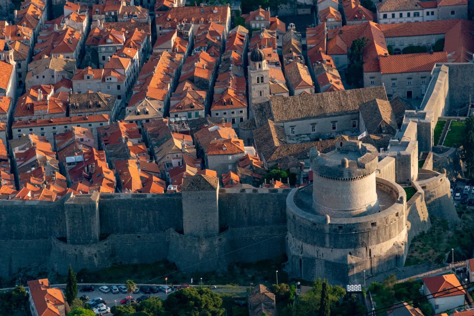 La tour ronde Minčeta au point haut des remparts de Dubrovnik, dominant les toits rouges de la vieille ville