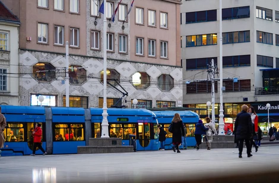 La place Ban Jelačić animée à Zagreb, principale concentration de population du pays