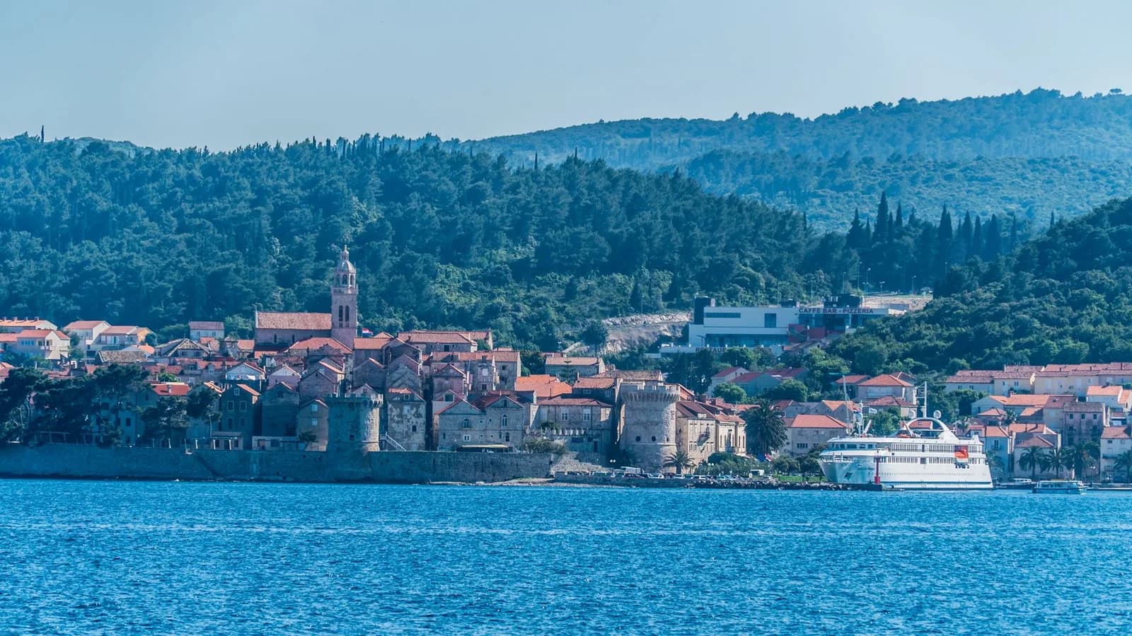 La vieille ville fortifiée de Korčula vue depuis la mer