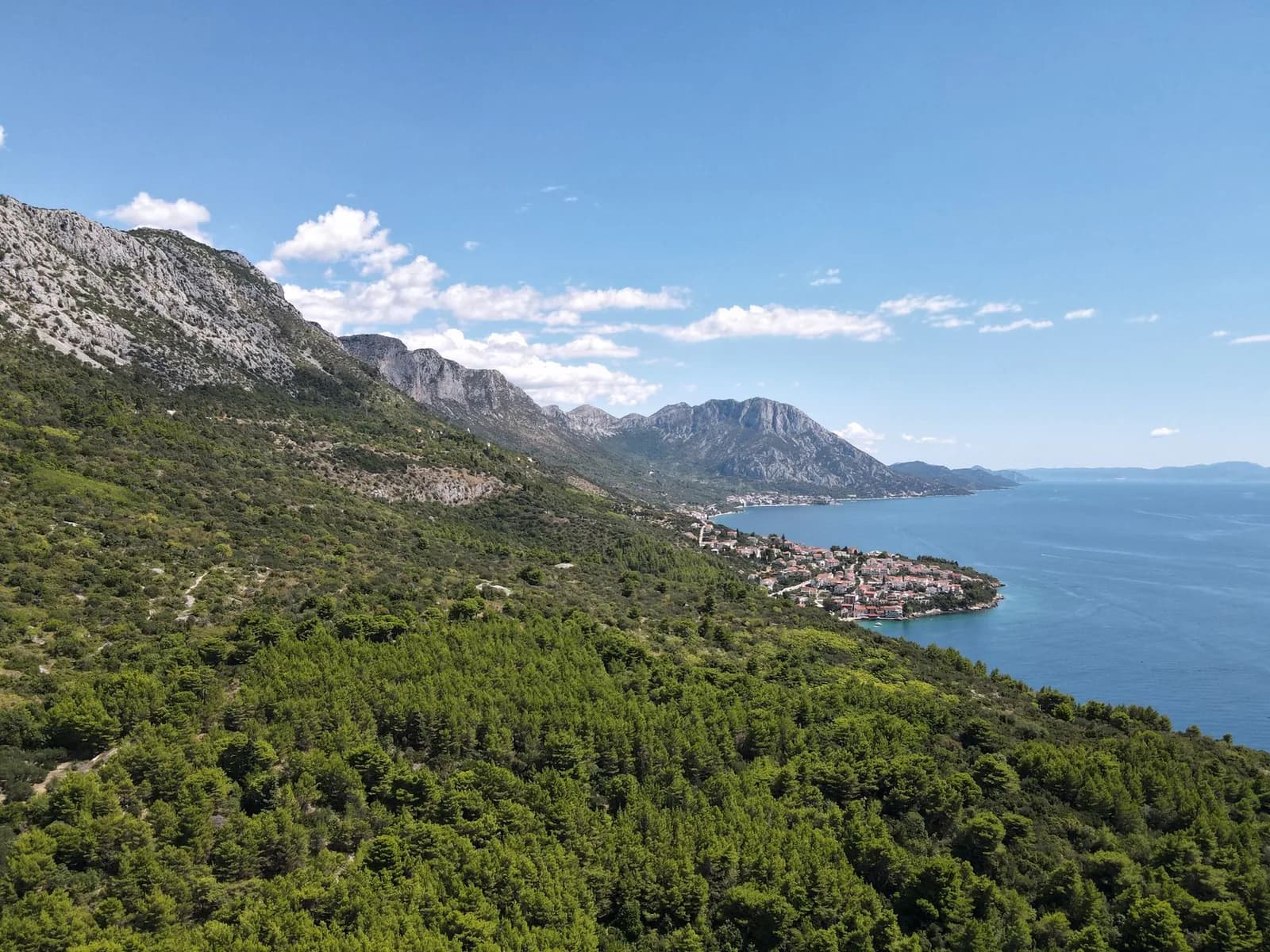 Vue aérienne d'un village côtier au pied du Biokovo, sur la riviera de Makarska