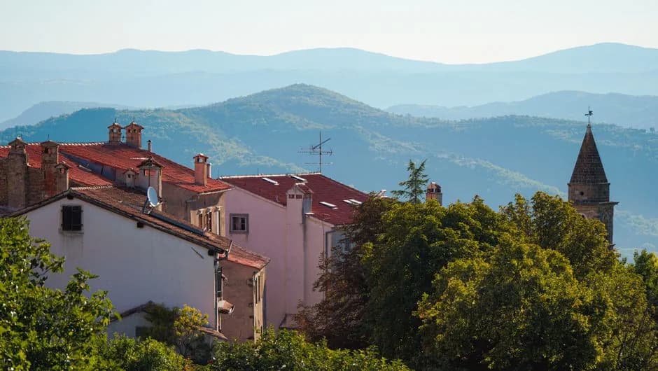 Village perché de l'Istrie intérieure dominant les collines boisées
