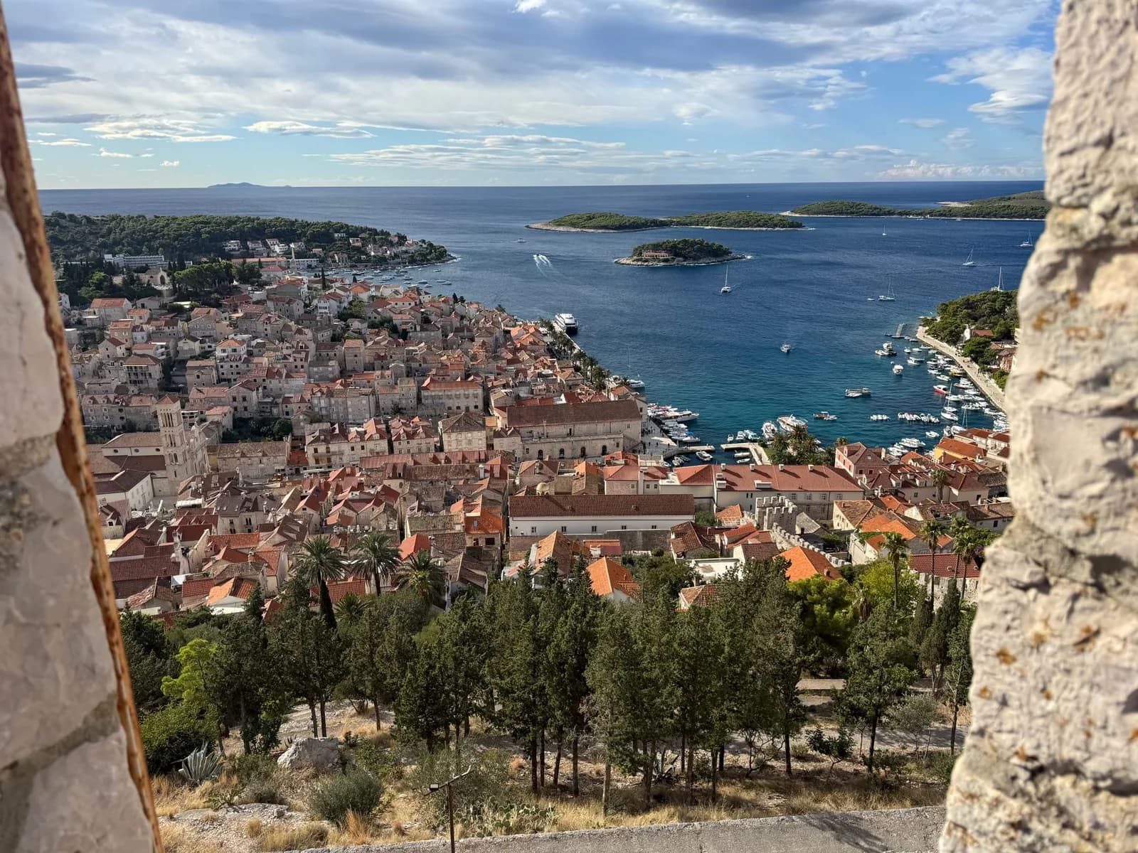 La ville de Hvar et les îles Pakleni vues depuis la forteresse Španjola