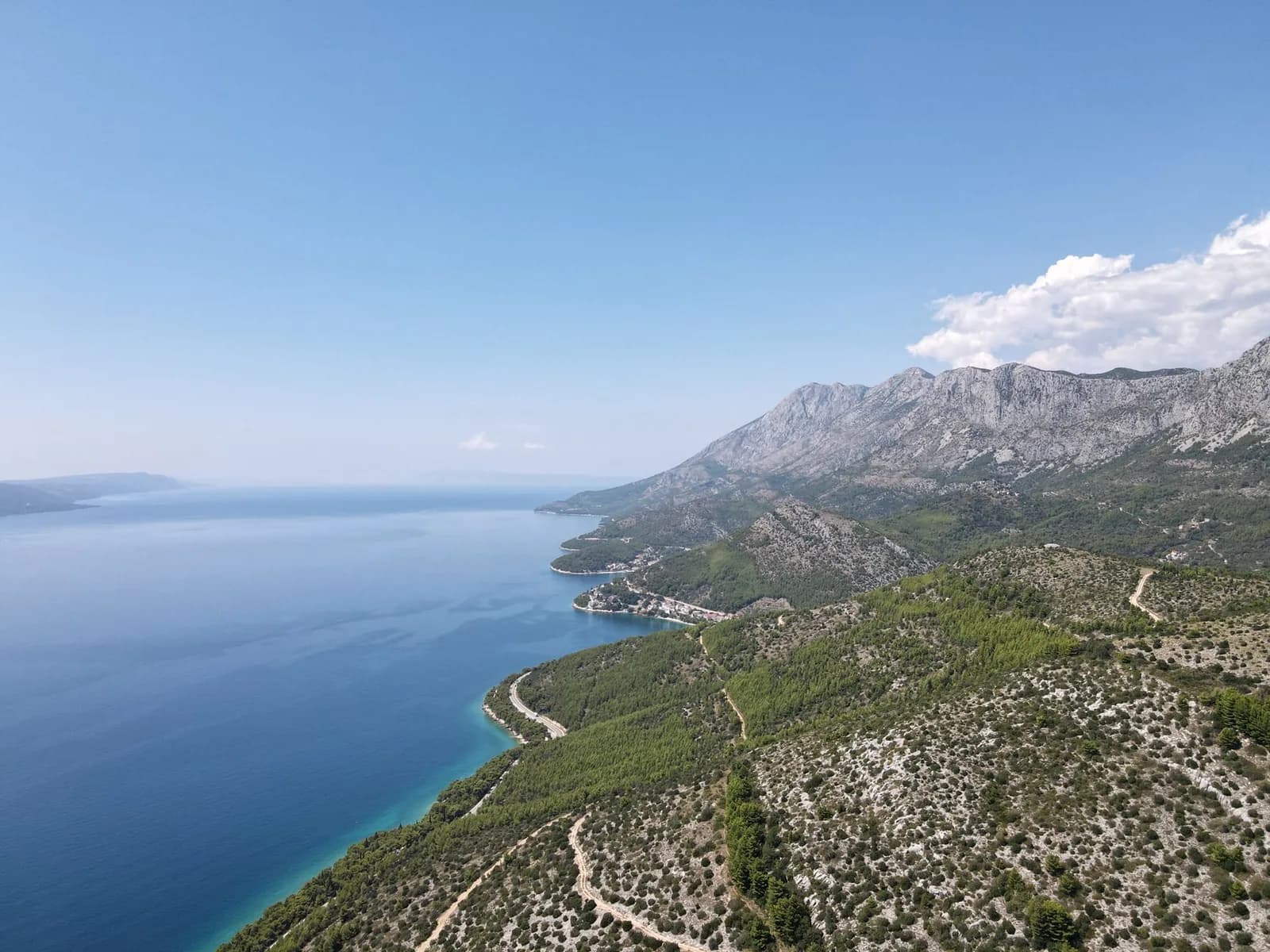 La riviera de Makarska et la mer vues depuis les pentes du Biokovo