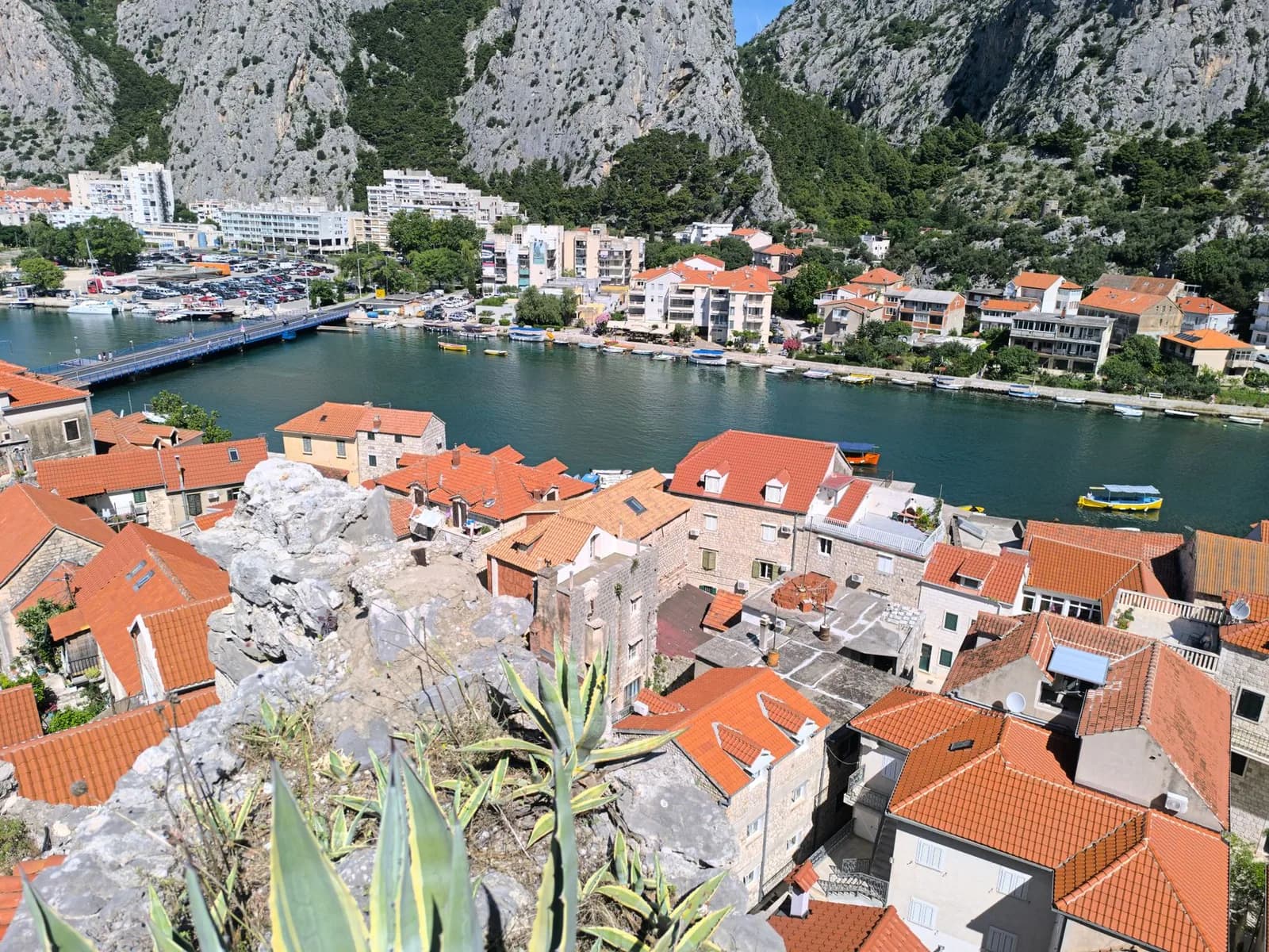 Vue plongeante sur les toits d'Omiš, le pont, la Cetina et les montagnes du canyon
