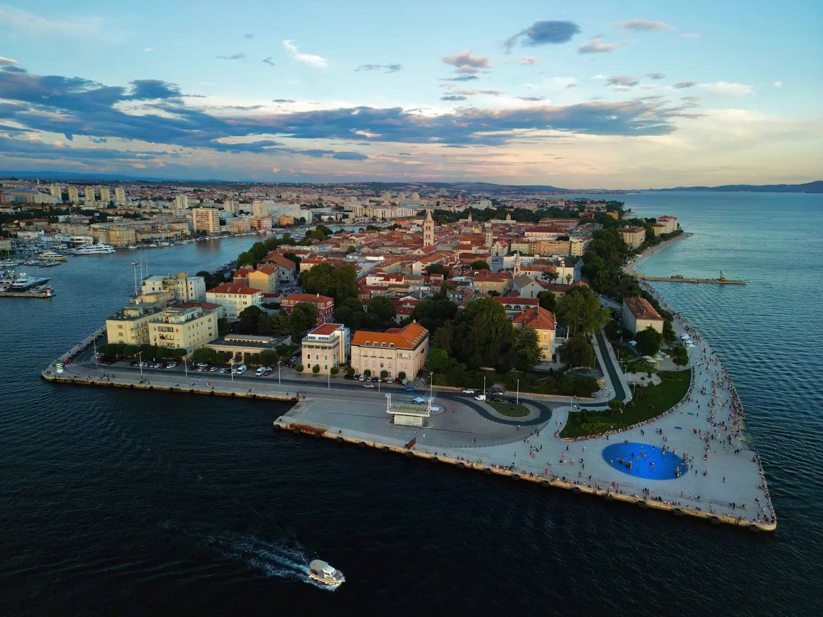 Vue aérienne de la vieille ville de Zadar et de sa pointe sur l'Adriatique au coucher du soleil