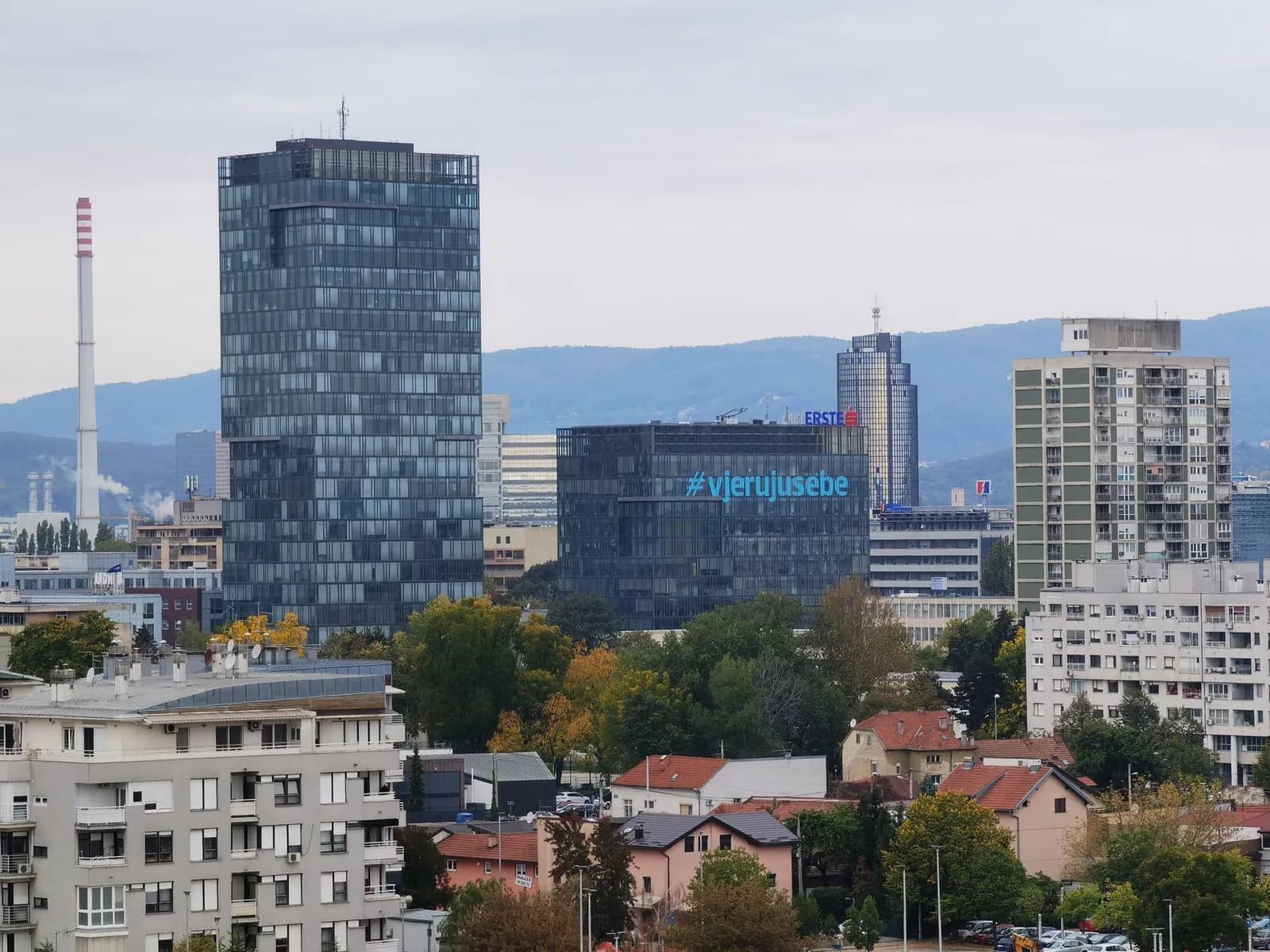Tours de bureaux du quartier d'affaires de Zagreb, collines en arrière-plan