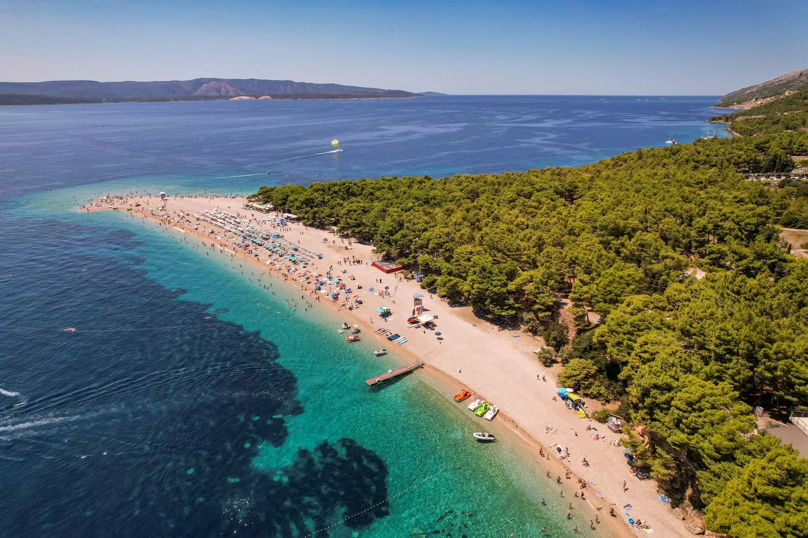 La plage de Zlatni Rat et son cordon de galets face au chenal séparant Brač de l'île de Hvar