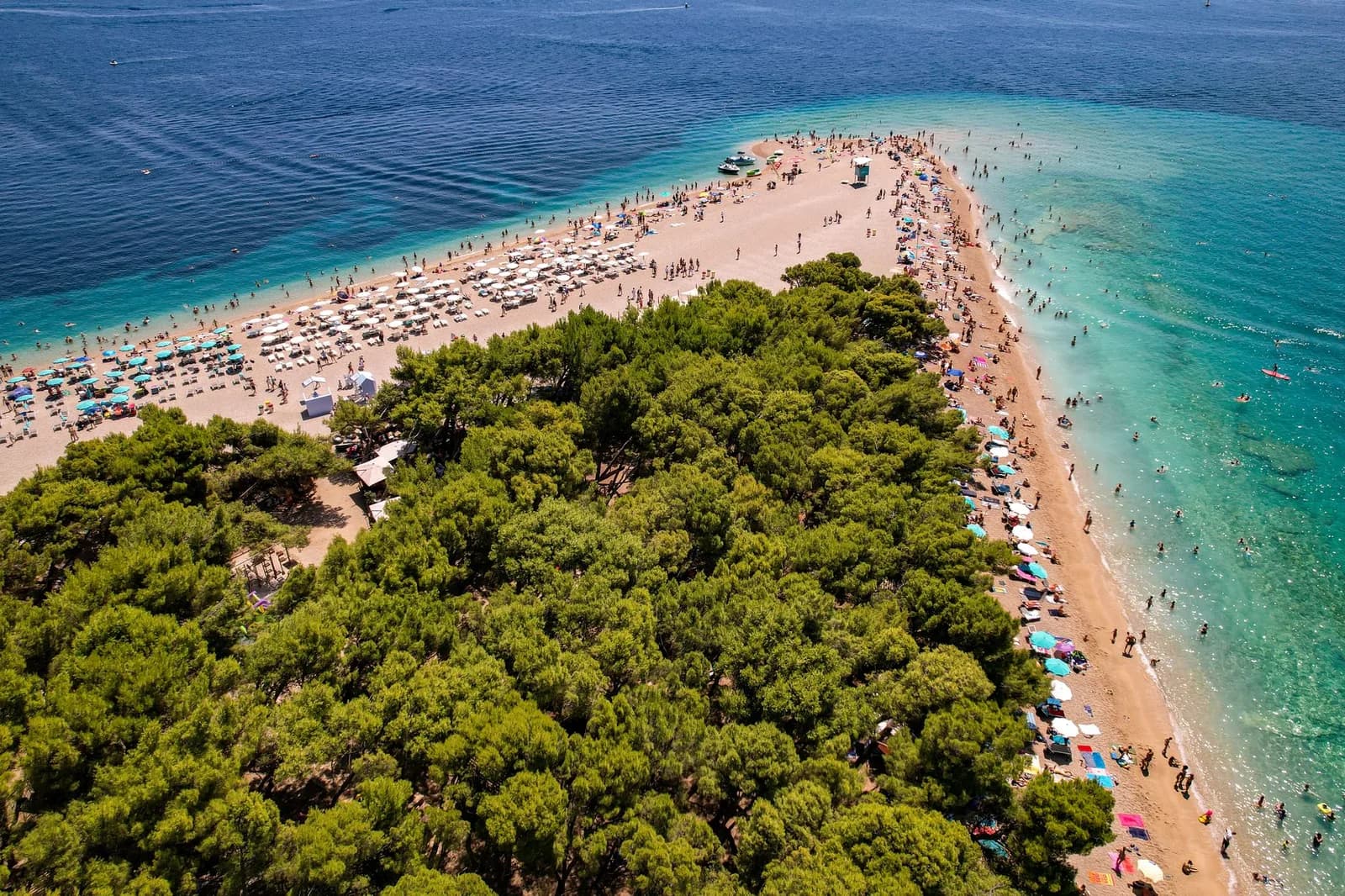 La pointe de Zlatni Rat et sa pinède vues d'en haut, à Bol sur l'île de Brač