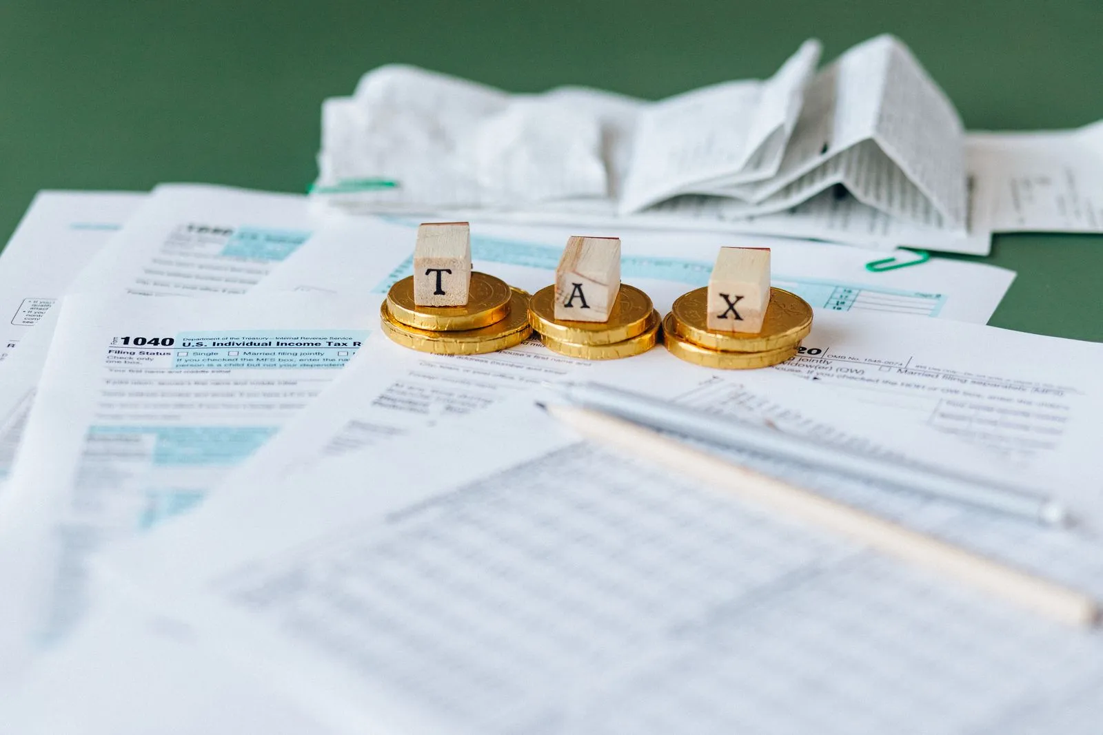 Documents administratifs et formulaires croates sur un bureau
